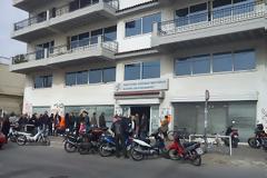 Ατέλειωτες ουρές έξω από τη ΔΕΗ Περιστερίου, σύμφωνα με αναγνώστη