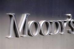 Moody's: Μειώνονται οι πιέσεις στις ελληνικές τράπεζες