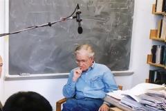 Νόαμ Τσόμσκι: «Η ηγεμονία των ΗΠΑ φθίνει μαζί με την οικονομική τους ισχύ»