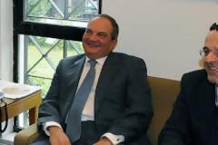 Μια συγκλονιστική φωτογραφία του Σαμαρά με τον Καραμανλή από το 1975
