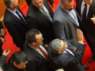 Φωτογραφία για Γαλλικό πρακτορείο: Όλο και πιο χαμηλά το επίπεδο της ελληνικής Βουλής