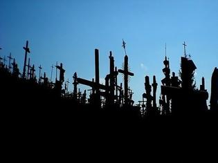 Φωτογραφία για ΔΕΙΤΕ: Μυστήριο με χιλιάδες σταυρούς καλύπτει... λόφο της Λιθουανίας!