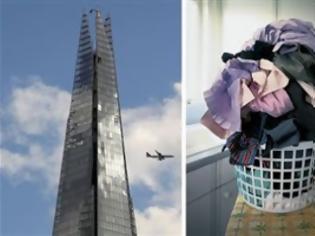 Φωτογραφία για Η γυναίκα σιδερώνει ρούχα που φτάνουν σε ύψος τα 1.248 μέτρα