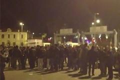 ΣΥΜΒΑΙΝΕΙ ΤΩΡΑ: Αστυνομικές δυνάμεις στο λιμάνι του Πειραιά για τη λήξη της απεργίας της Π.Ν.Ο.