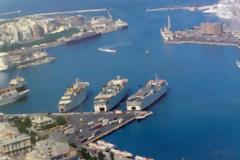 ΜΕΤ' ΕΜΠΟΔΙΩΝ ΦΟΡΤΩΝΟΥΝ ΤΑ ΠΛΟΙΑ ΣΤΟΝ ΠΕΙΡΑΙΑ (VIDEO)