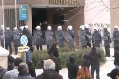 Η στιγμή της μεταγωγής των δραστών στα δικαστήρια και τα συνθήματα των αντιεξουσιαστών - “Κάτω τα χέρια από τους αγωνιστές” φώναζαν [video]