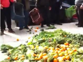 Φωτογραφία για Πάτρα: Πέταξαν φρούτα και λαχανικά στην Γ΄ ΔΟΥ οι αγρότες - Δείτε φωτο-video