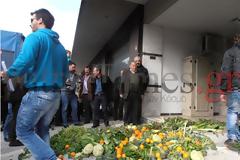 Πάτρα-Τώρα: Στην Γ΄ ΔΟΥ αγρότες και παραγωγοί λαϊκών αγορών - Πέταξαν οπωροκηπευτικά στην είσοδο