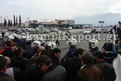 Λαμία: Αγρότες απέναντι στα ΜΑΤ στην εθνική οδό