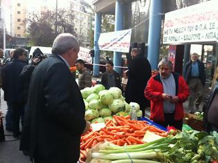 Φωτογραφία για Ο Τ. Κουίκ στο πλευρό των πωλητών λαϊκών αγορών και των εξαθλιωμένων Ελλήνων που σχηματίζουν ουρές για να πάρουν δωρεάν τρόφιμα