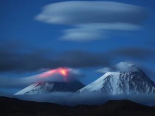 Φωτογραφία για Παράξενα σύννεφα πάνω από ηφαίστειο!