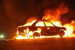 Στις φλόγες τυλίχτηκε αυτοκίνητο στο κέντρο της Αθήνας