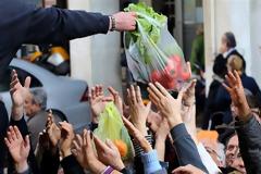 ΤΟ ΓΥΡΟ ΤΟΥ ΚΟΣΜΟΥ ΚΑΝΟΥΝ ΟΙ ΕΙΚΟΝΕΣ ΣΟΚ ΑΠΟ ΤΟ ΚΕΝΤΡΟ ΤΗΣ ΑΘΗΝΑΣ (VIDEO)