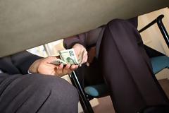 Νέα έκθεση ντροπής για τη διαφθορά στο Δημόσιο