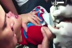 Απίστευτο βίντεο: Μητέρα κρατά με τη βία το τρίχρονο παιδί της για να του «χτυπήσουν» τατουάζ