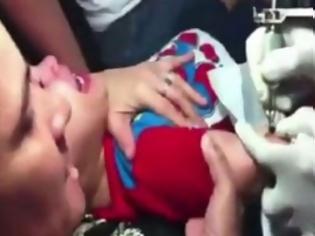 Φωτογραφία για Απίστευτο βίντεο: Μητέρα κρατά με τη βία το τρίχρονο παιδί της για να του «χτυπήσουν» τατουάζ