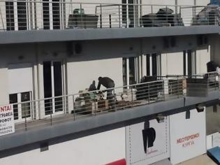Φωτογραφία για Τρίκαλα: Τι φαντάζεστε ότι περιέχουν αυτές οι κούτες που βρίσκονται στο μπαλκόνι;