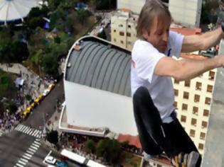 Φωτογραφία για Πραγματικός «Άνθρωπος-Αράχνη» σκαρφαλώνει 27 ορόφους χωρίς εξοπλισμό [video]