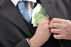 Απίστευτη διαφθορά: Λεφτά για πούρα, κηδείες, παράνομες αμοιβές