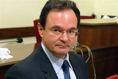Διπλά βιβλία κρατούσε ο Παπακωνσταντίνου - Πήρε μαζί του το ένα!