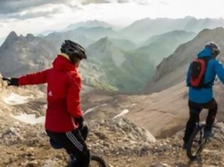 Φωτογραφία για Δείτε την πιο επικίνδυνη εκδοχή mountain-biking που έχει εφευρεθεί ποτέ [video]