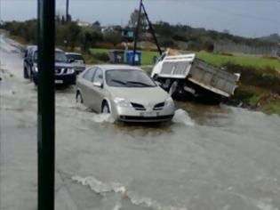 Φωτογραφία για Αγρίνιο: Παρασύρθηκαν οχήματα από τα ορμητικά νερά - Δείτε φωτο