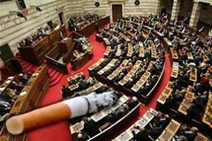 «Ντουμάνιασε» η Βουλή από τους καπνιστές