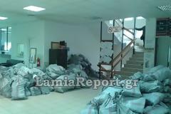Εικόνες ντροπής στη ΔΟΥ Λαμίας - Πηδάς πάνω από τα σακιά για να εξυπηρετηθείς