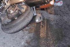 Απίστευτο τροχαίο στην προκυμαία Μυτιλήνης! Μοτοσυκλέτα προσέκρουσε σε αγκώνα πεζού και ανετράπη!