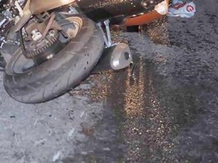 Φωτογραφία για Απίστευτο τροχαίο στην προκυμαία Μυτιλήνης! Μοτοσυκλέτα προσέκρουσε σε αγκώνα πεζού και ανετράπη!