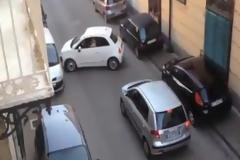 Τo φιατάκι που έκανε άνω κάτω δρόμο της Νάπολης! - Ξεκαρδιστικό βίντεο