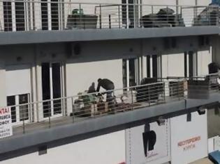 Φωτογραφία για Τρίκαλα: Στο μπαλκόνι αποθηκεύονται επίσημα έγγραφα
