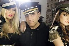 Πίσω από τα κάγκελα Μακρυπούλια-Παπαρίζου