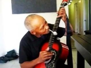 Φωτογραφία για Βιρτουόζος στην κιθάρα με… κουτάλι! [Video]