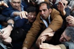 Η Ελλάδα εκπέμπει SOS: Η φτώχεια γονατίζει τους πολίτες...!!!