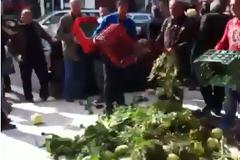 Πάτρα: Εικόνες εξαθλίωσης - Μάζεψαν τα λαχανικά που πέταξαν στο δρόμο οι αγρότες
