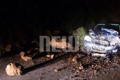Καλάβρυτα: Από θαύμα γλίτωσε 30χρονος οδηγός - Βράχος - κομήτης καταπλάκωσε αυτοκίνητό του - Δείτε φωτο-video