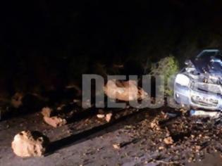 Φωτογραφία για Καλάβρυτα: Από θαύμα γλίτωσε 30χρονος οδηγός - Βράχος - κομήτης καταπλάκωσε αυτοκίνητό του - Δείτε φωτο-video