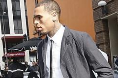 Rihanna: Στο πλευρό του Chris Brown για να αρθούν τα περιοριστικά μέτρα εναντίον του