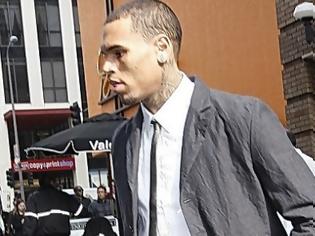 Φωτογραφία για Rihanna: Στο πλευρό του Chris Brown για να αρθούν τα περιοριστικά μέτρα εναντίον του