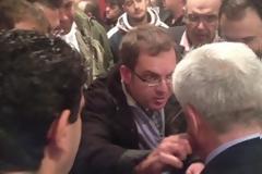 Αγρότης τσιμπάει το μάγουλο του Υπουργού Αγροτικής Ανάπτυξης! [video]