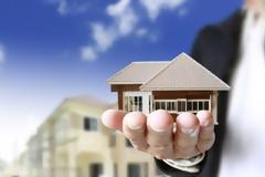 Επενδύουν σε real estate και ενέργεια οι Έλληνες