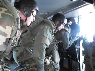 Φωτογραφία για Άλμα Αλεξιπτωτιστών Ελευθέρας Πτώσεως από Ελικόπτερο NH 90