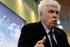 Γεωπόνος δίνει την κάρτα του στον υπουργό Τσαυτάρη και του... τσιμπά το μάγουλο - Δείτε video