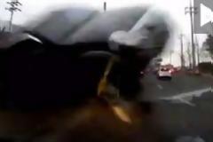 Συγκλονιστικό βίντεο με ιπτάμενο τζιπ να προσγειώνεται σε διερχόμενο αυτοκίνητο!
