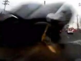 Φωτογραφία για Συγκλονιστικό βίντεο με ιπτάμενο τζιπ να προσγειώνεται σε διερχόμενο αυτοκίνητο!