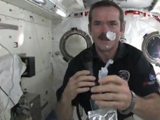 Φωτογραφία για Πώς πλένει κανείς τα χέρια του στο διάστημα... [Video]