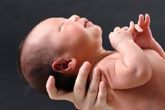 Προσπάθησαν να πουλήσουν μωρό 10 ημερών έναντι 10.000 ευρώ