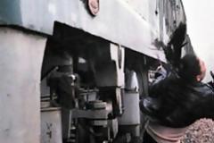Κίνα: Η «πόζα» στις ράγες θα της στοίχιζε τη ζωή