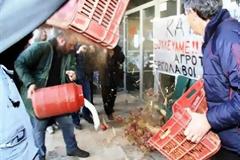 Πέταξαν γάλα και πατάτες έξω από την Περιφέρεια Ηλείας